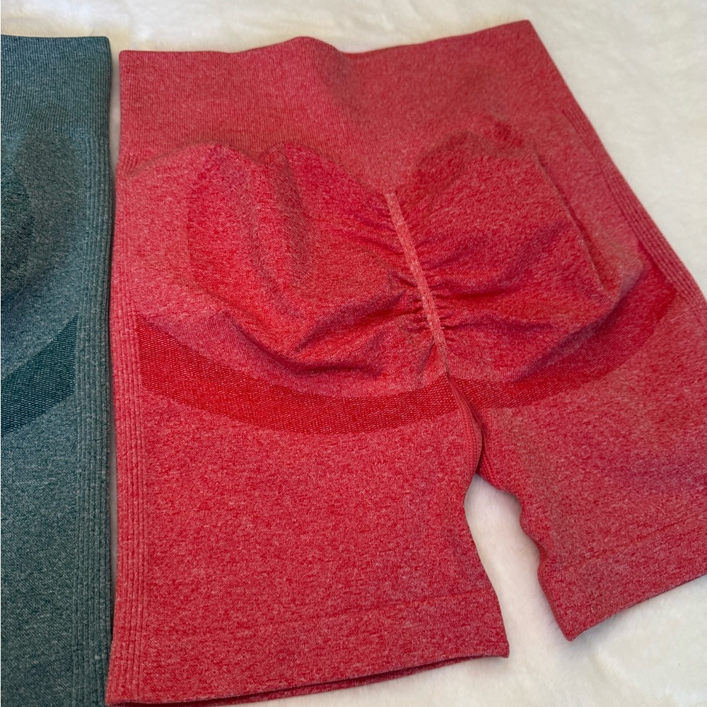WOMEN’S GLITTERY ACTIVE SHORTS SET – SIZE MEDIUM - Picture 5 of 11